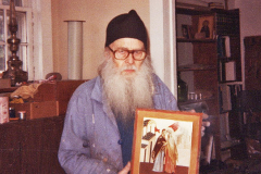 Апрель 1983 г. О. Киприан держит написанную им икону в иконописной мастерской Свято-Троицкого монастыря.