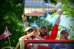 15-Александр-Овечкин-с-кубком-Стенли-на-параде-в-Вашингтоне-2018-год