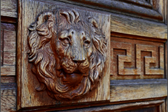 Голова Льва на одной из дверей собора