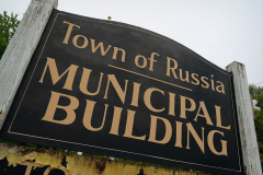 Вывеска-у-входа-в-муниципалитет