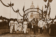 5-Николай-II-c-семьёй-прибытие-в-Толгский-монастырь-1913-год