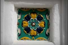 7-Изразцы-в-украшении-внешней-стены-храма