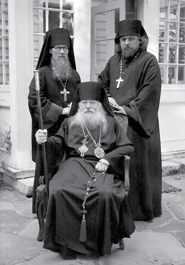 Епископ Серафим, о.Викторин (справа), о.Иннокентий (слева)
