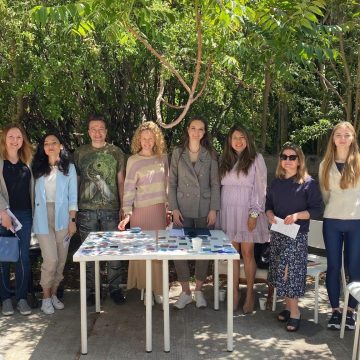 Нейрохирург Анна Олешкевич проводит мастер-класс по работе с терапевтическими картами Волонтёрский проект «Помощь иммигрантам». Присоединяйтесь!