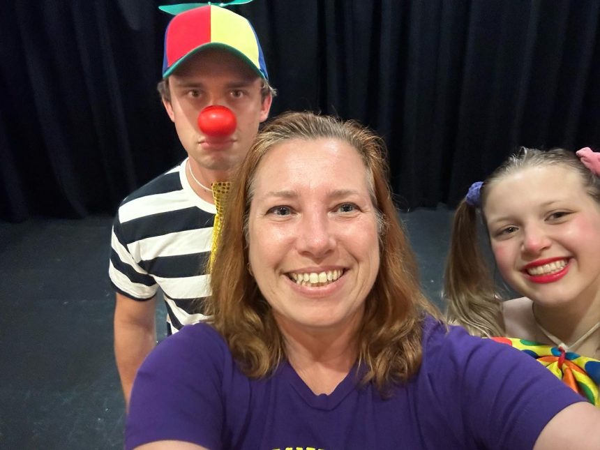 В центре - директор театрального лагеря Анастасия Воронцова «Театральные каникулы» в Мэриленде и Массачусетсе