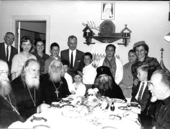На снимке: Святитель Иоанн с семьей Красовских и прихожанами. В трапезной храма города Бурлингейма. (пригород Сан-Франциско). На Рождество даже инославные просили владыку Иоанна помолиться о них