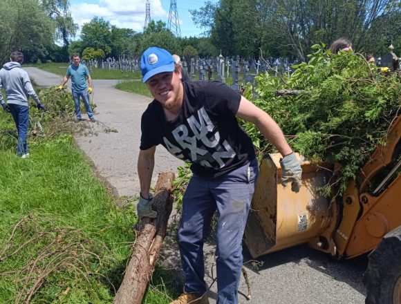 Волонтёры на кладбище в Ново-Дивеево Волонтёры ухаживают за могилами в Ново-Дивеево