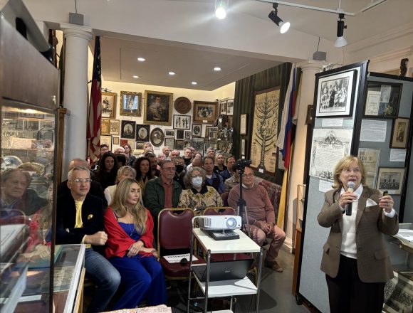 Елена Даниельсон выступает на встрече друзей музея в Сан-Франциско. Встречи друзей Музея-архива в Сан-Франциско