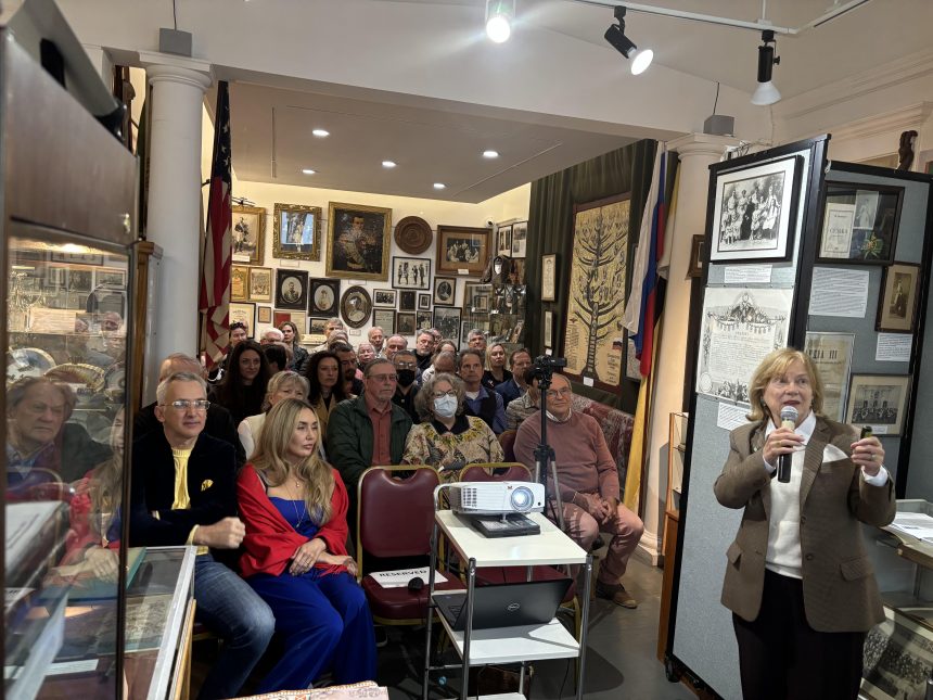 Елена Даниельсон выступает на встрече друзей музея в Сан-Франциско. Встречи друзей Музея-архива в Сан-Франциско