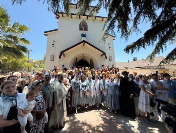 Общий снимок участников юбилейных торжеств во главе с архиеп. Вениамином, 15 июня 2025 г. Век русского Православия в Лос-Анджелесе
