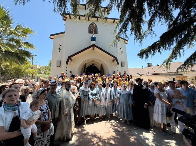 Общий снимок участников юбилейных торжеств во главе с архиеп. Вениамином, 15 июня 2025 г. Век русского Православия в Лос-Анджелесе