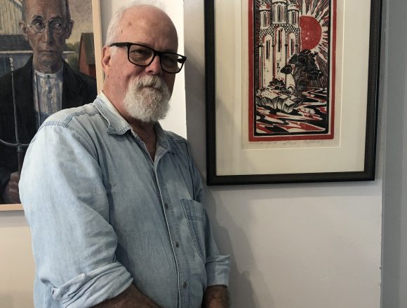 Димитрий Шидловский на фоне плаката Постановки Тысячелетия Крещения Руси Димитрий Шидловский — художник Белого Зарубежья