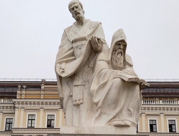 Памятник святым равноапостольным братьям Кириллу и Мефодию в Киеве. Автор фото Половко Сергей Николаевич. 2021 год. «По всей земли збирайтеся, Словени!»