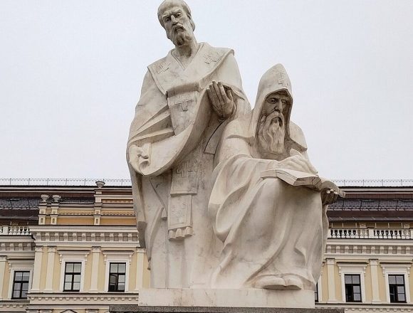 Статуя_Кириллу_и_Мефодию_в_Киеве Slavic Culture Day: “Gather from All Lands, O Slavonic Peoples!”