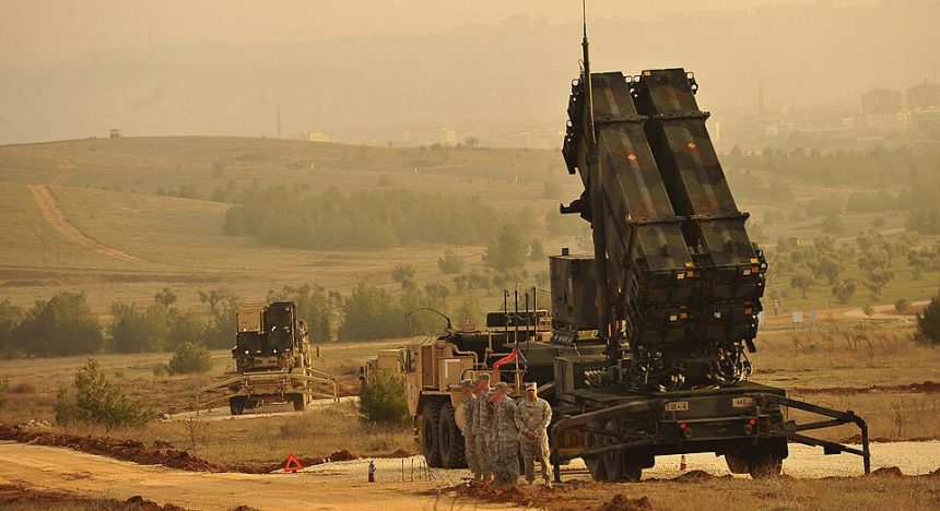 U-s-service-members-stand-by-a-patriot-missile-battery-in-gaziantep-turkey Саммит НАТО 2026: иллюзия единства на фоне раскола